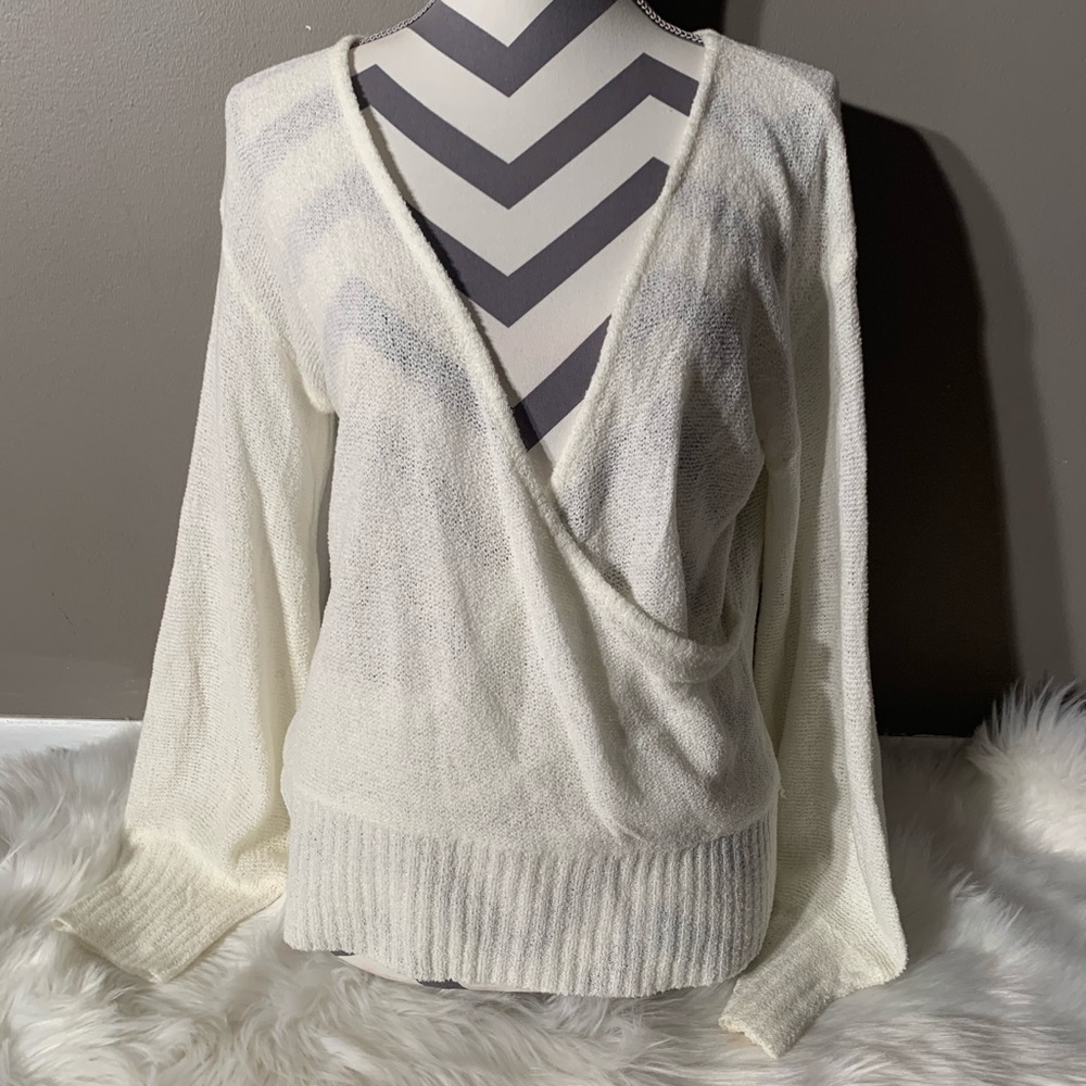 Absolutely New York Size L Ivory V Neck Envelope